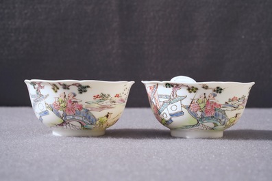 Une paire de tasses et soucoupes en porcelaine de Chine famille rose, Yongzheng